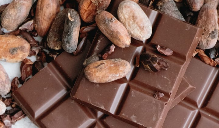 Kakaobohnen und fertige Milch-Schokolade