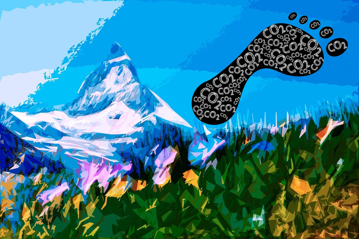 Im Hintergrund ist ein illustriertes Matterhorn, im Vordergrund ein illustrierter CO2-Fussabdruck